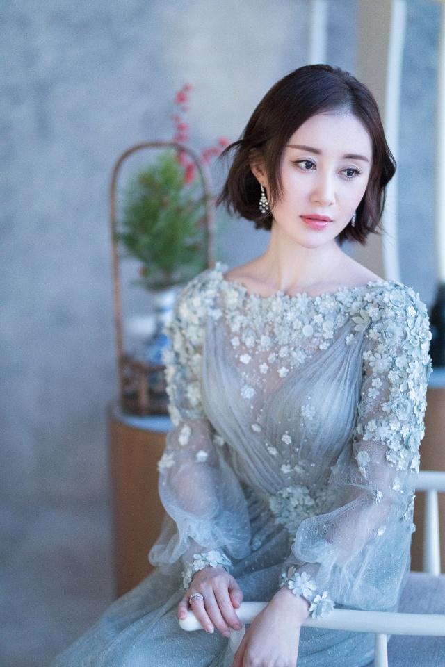发型看了舒畅的长发后，终于明白她为何剪摩卡波波头发型，漂亮又减龄