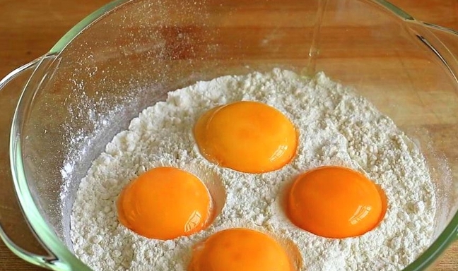 烤箱|1碗面粉4个鸡蛋，教你在家做小蛋糕，不用烤箱，比外面卖的还好吃