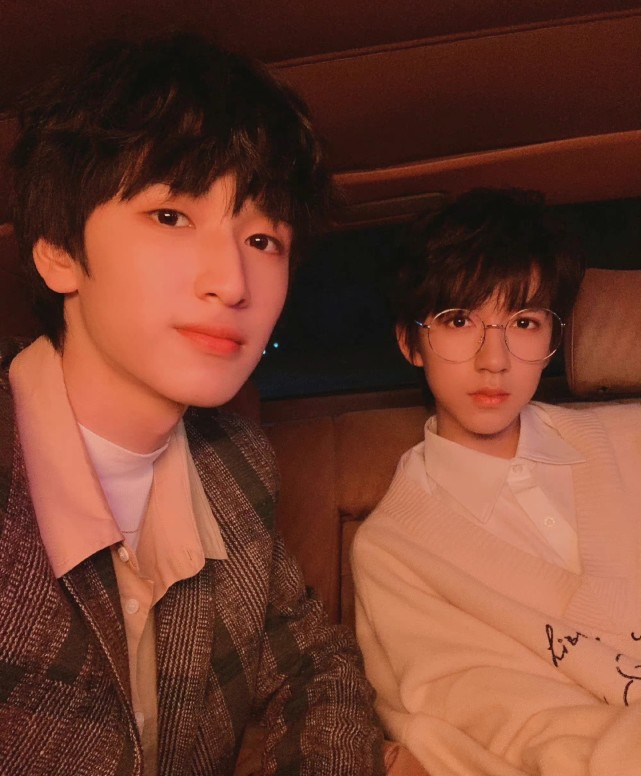 原创网友偶遇严浩翔贺峻霖下班吃面生图颜值太优越帅哥关系很不错