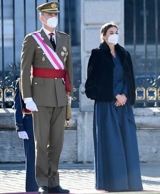 设计 西班牙国王夫妇新年恩爱亮相！莱后穿蓝色缎面裙，外搭皮草贼养眼