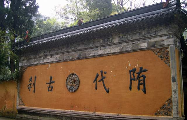 它是浙江寺庙中的一股清流，拥有1400多年历史，至今不收门票