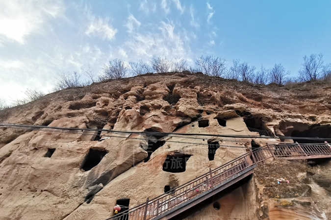  原创 陕西关中县城，50公里的沿河石山上，全是马蜂窝状的神秘窟窿