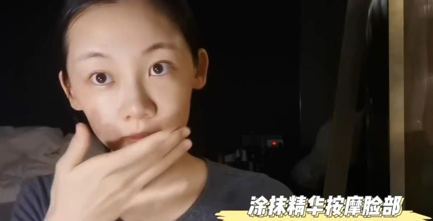 女神苗苗早起为老公冲咖啡，挂郑恺身上超腻歪，女儿小酸奶英文名曝光