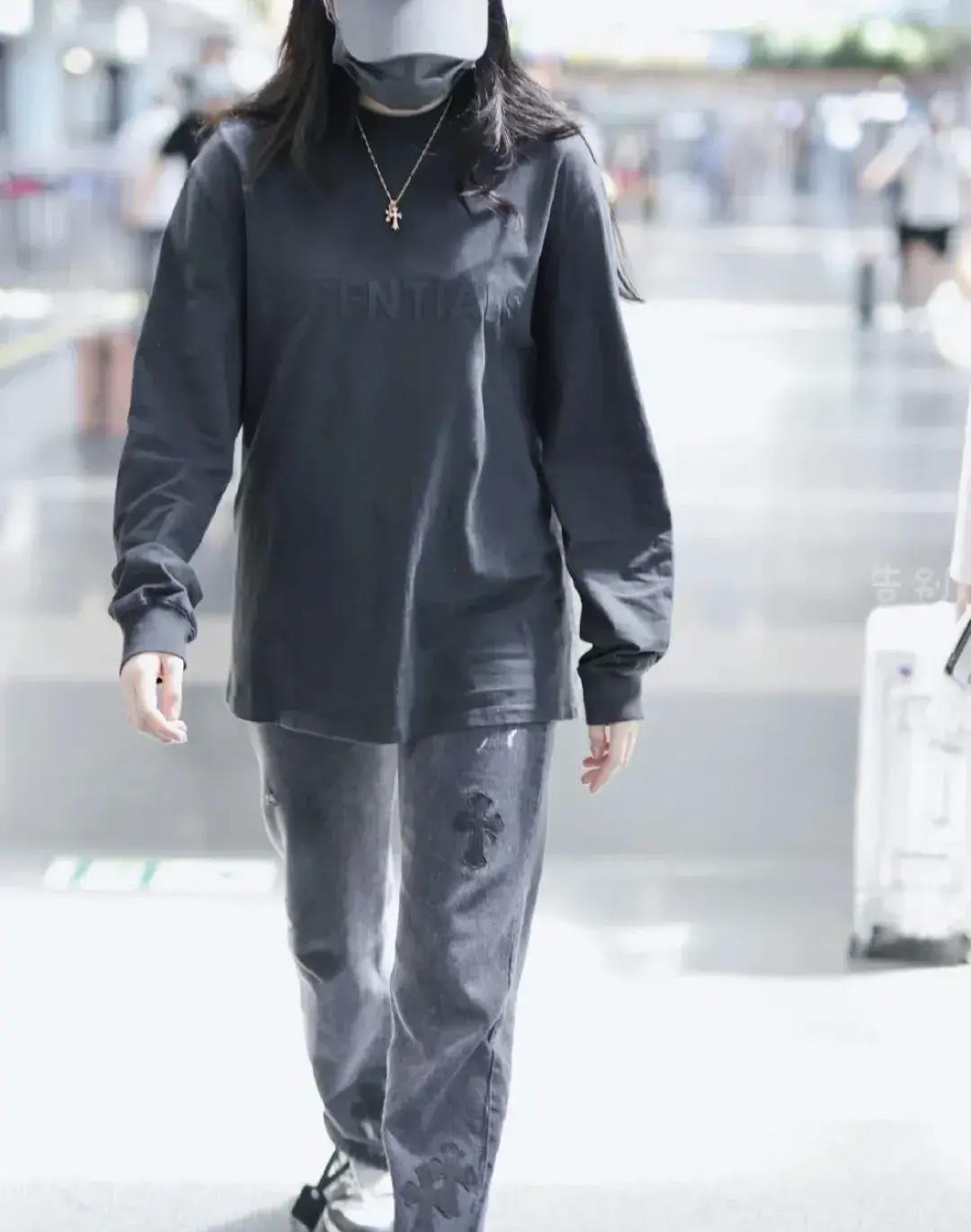 卫衣 不做“大小姐”的欧阳娜娜，机场造型帅翻