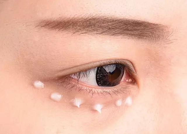 涂在眼怎么办 | 妆容看起来不精致？其实是你的黑眼圈没遮好