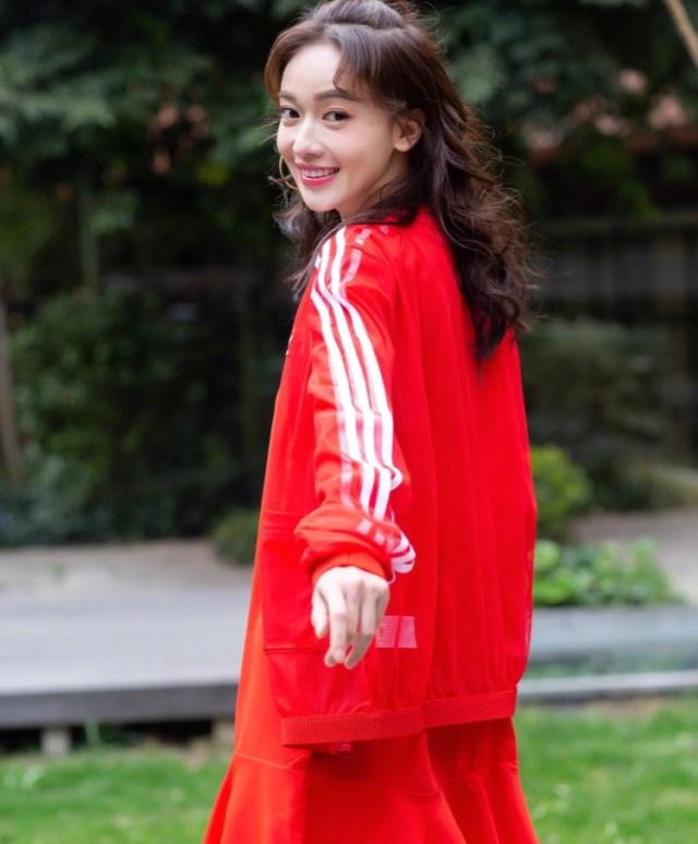 黑色 29岁吴谨言变身“时尚达人”，个性穿搭美出新高度，赶紧学起来吧