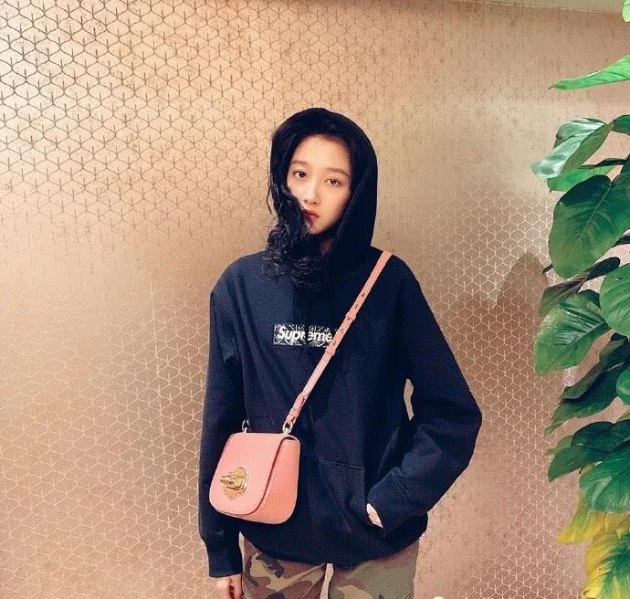 卫衣 23岁关晓彤真自信,罕见2000慵懒卫衣变五五分,看到172cm腿我服