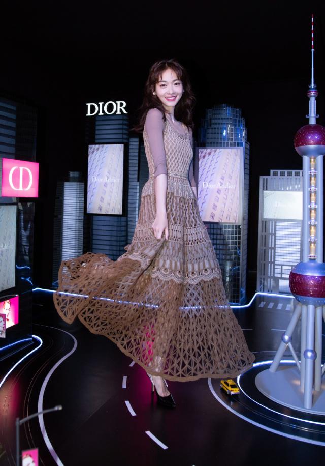 黑色 29岁吴谨言变身“时尚达人”，个性穿搭美出新高度，赶紧学起来吧