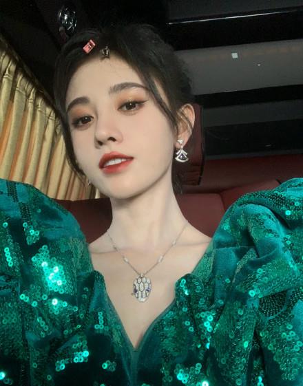 单眼皮终于看到不画眼妆的鞠婧祎了！素颜现身机场，睫毛眉毛让人羡慕