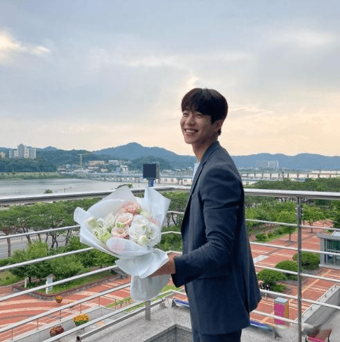 何是|2022韩剧推荐，男神们回来了！李敏镐等男神回归，23部韩剧推荐