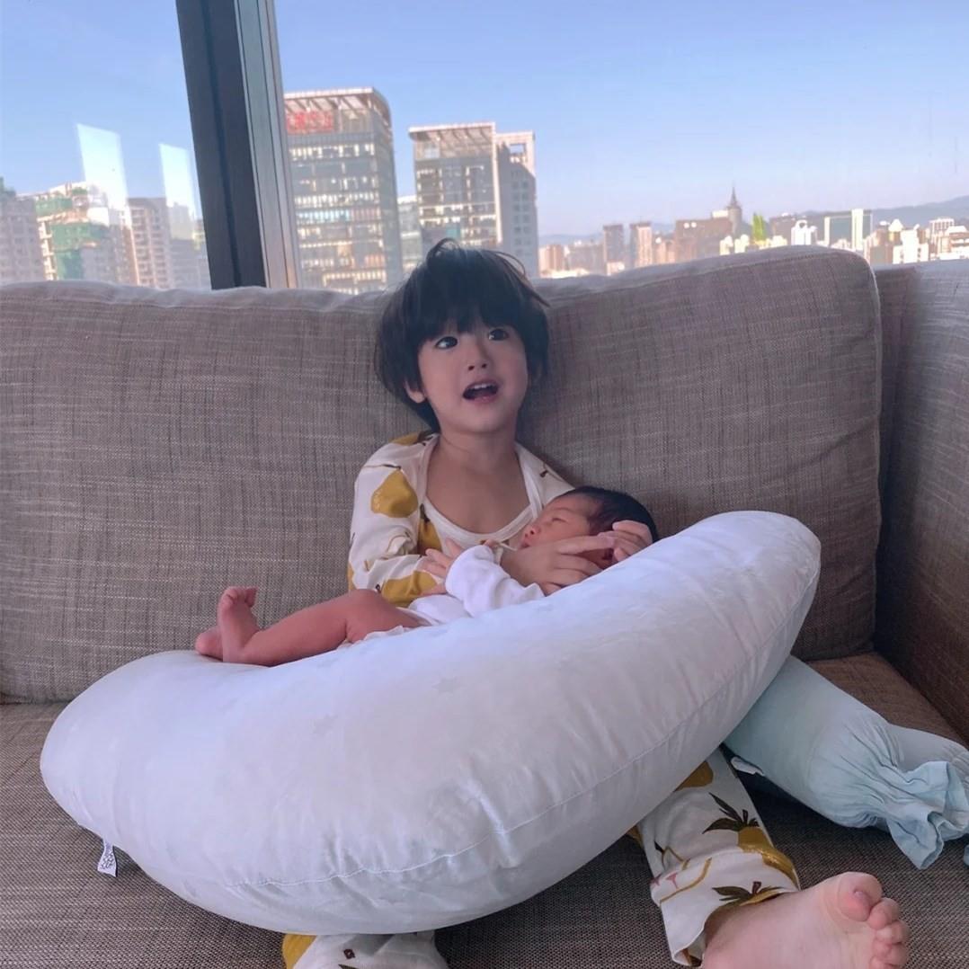 丹尼尔麦迪娜晒儿女合照！产后11天腹部微凸，2岁儿子哄妹妹睡觉好有爱