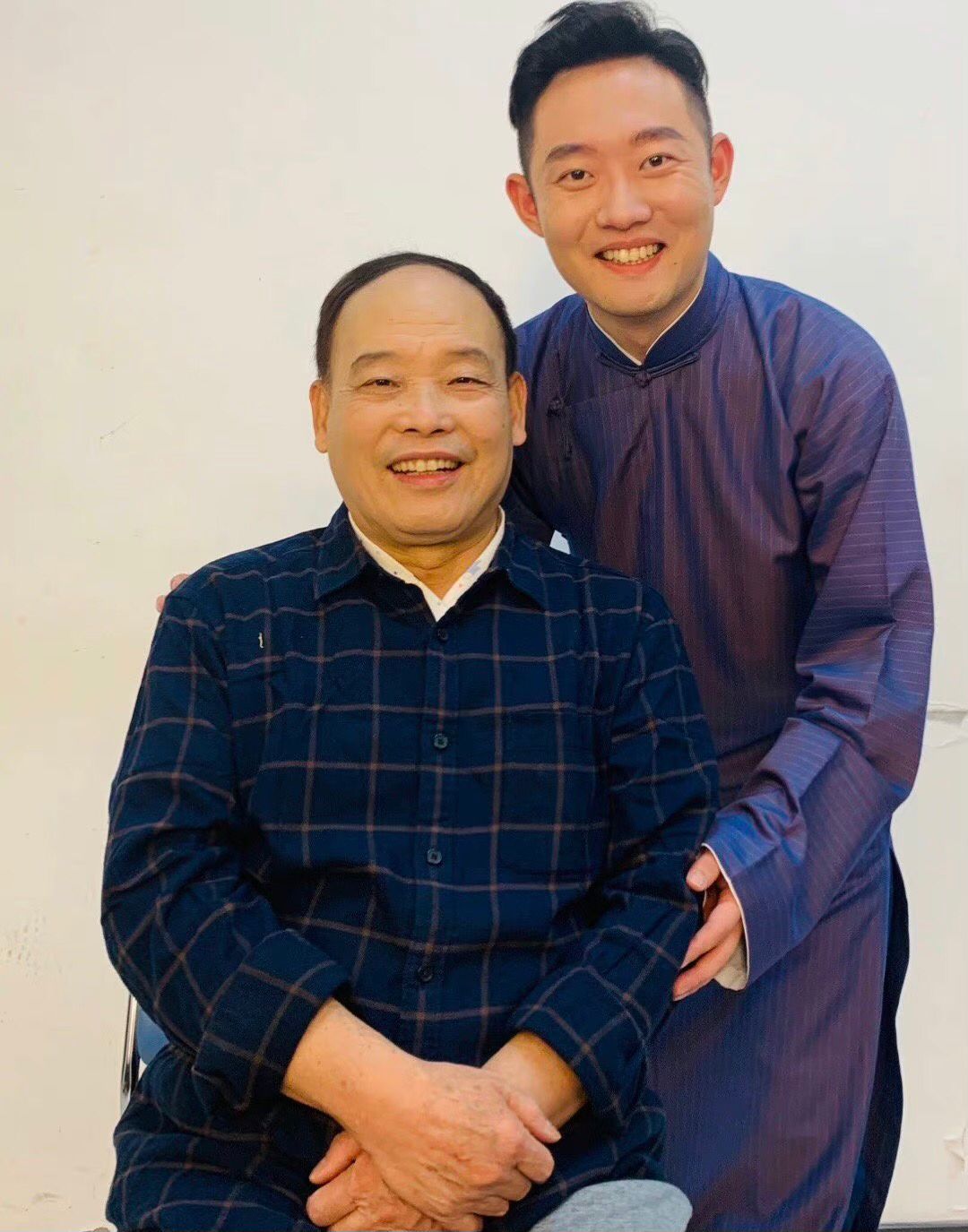 72岁相声大家赵伟洲罕见现身德云社相声春晚与高峰合影气色不错