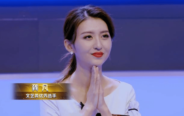 理工女学霸弃清华北大保送,跨界当主持人,用代码"调侃"撒贝宁_龚凡