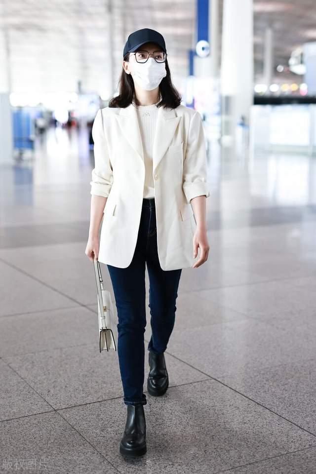 小姑娘 陈数真是气质女神,穿卡其色条纹连体裤清爽时髦,身材不输小姑娘