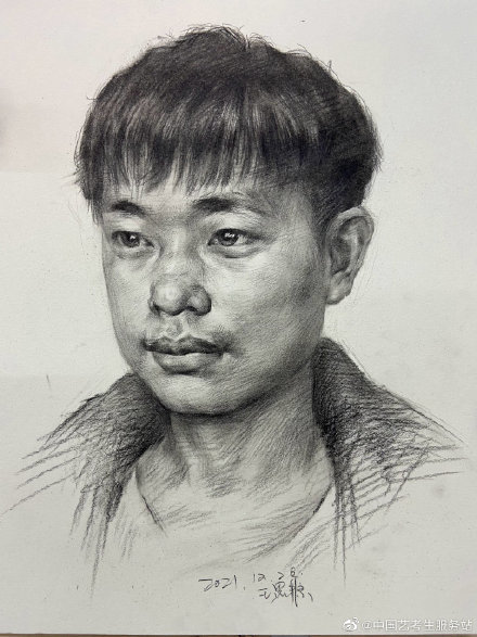 头像想要画好素描头像，首先要把握好画面构图的问题！
