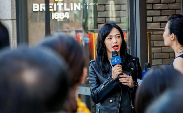 机遇姚晨商演生图罕曝光！大冬天穿皮衣内搭深V，涂大红唇气质成熟