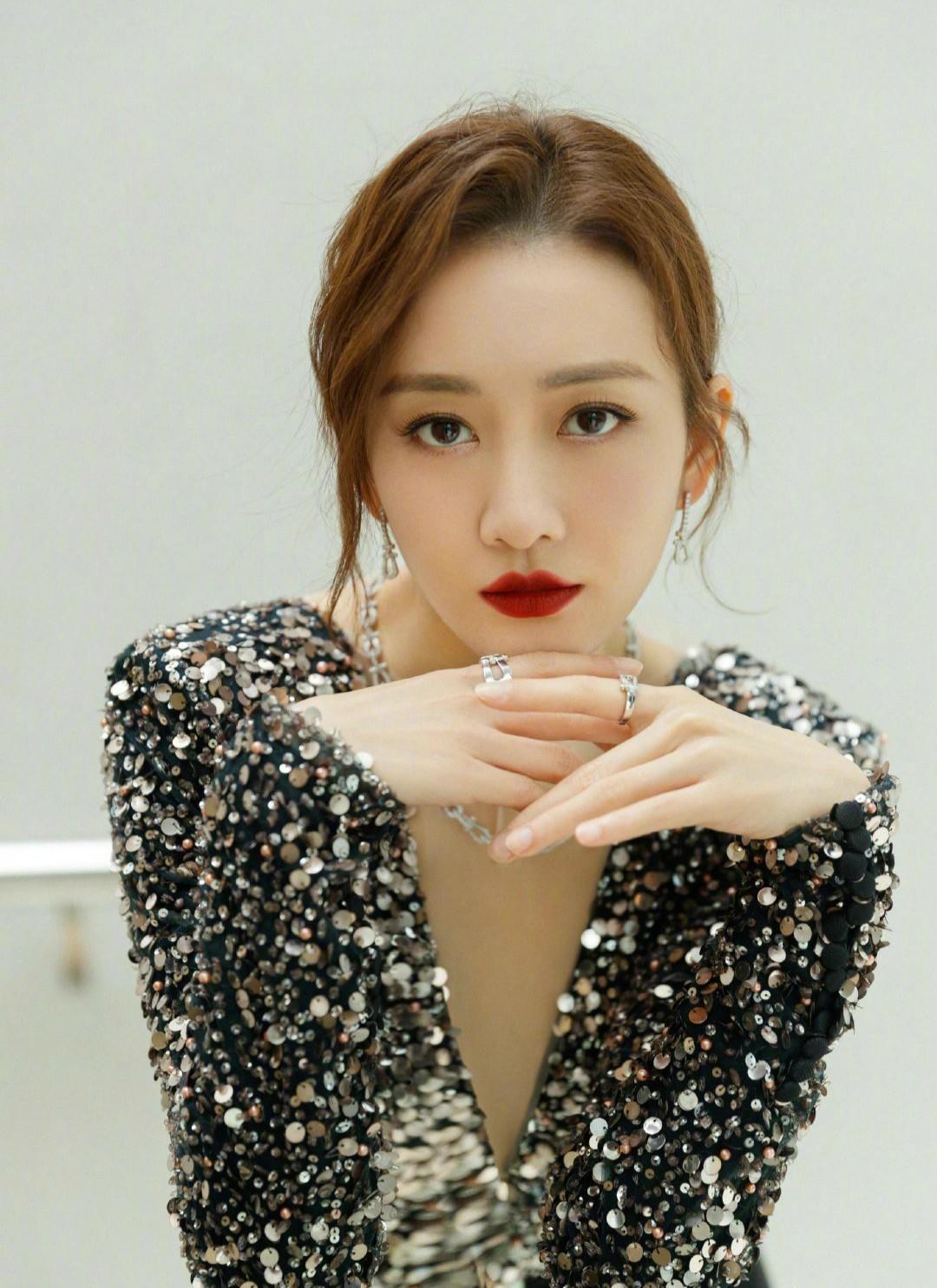 手指这些女明星的手比脸还好看，唐嫣堪称“手模”，王鸥颜美手更撩人