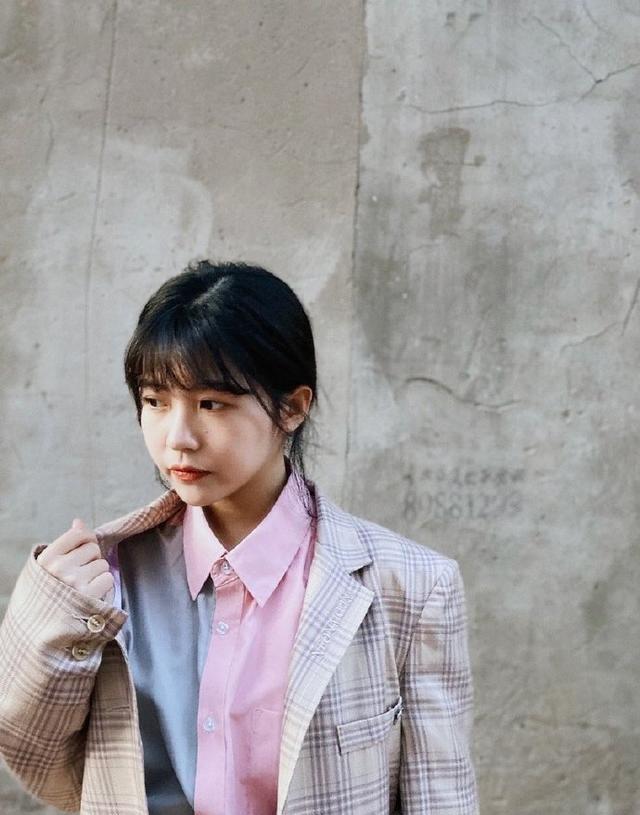 发型赖美云恢复后首晒全身照，长发变短发全靠扎辫子，又学会了一招