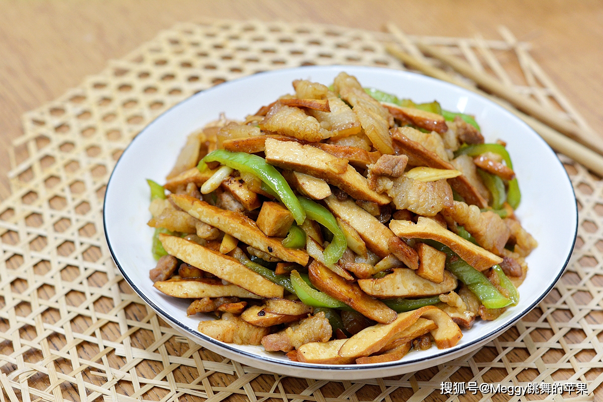 做法|用五花肉炒一盘下饭菜，香润鲜嫩百吃不厌，拌米饭夹烙饼最棒了