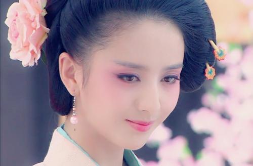 发型古装剧和现代剧妆容一样的女明星们，你们能走点心吗？