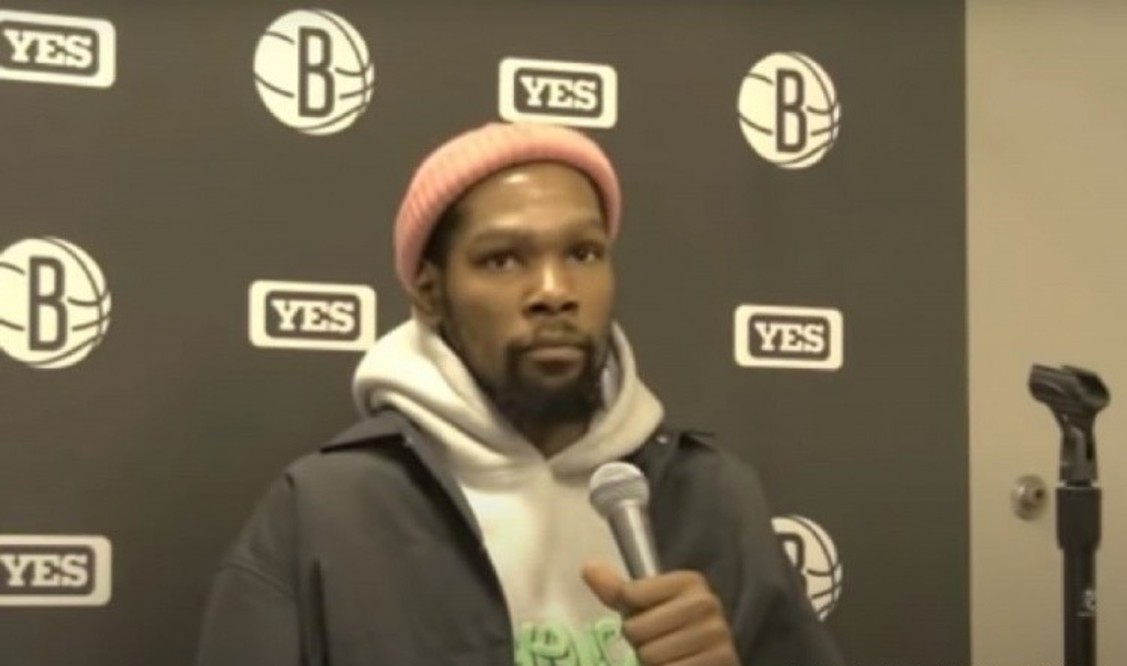 球馆内温度适宜杜兰特为何还要戴着粉色帽子接受媒体采访