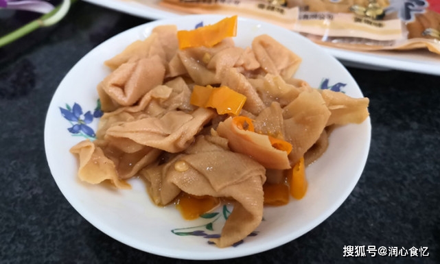 蛋黄酥|可以直接列入年货零食清单的5款零食，价格亲民味道好，建议尝尝