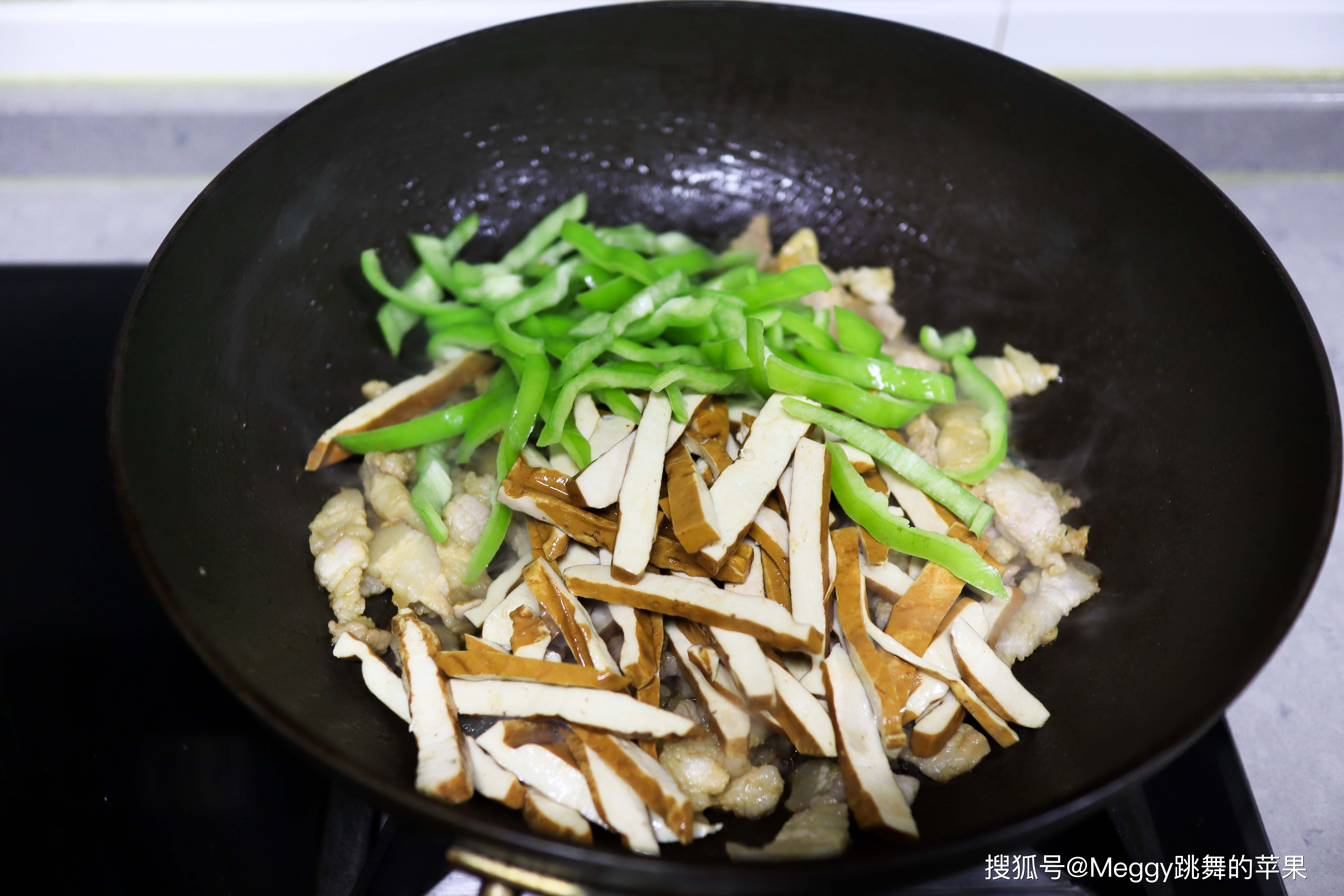 做法|用五花肉炒一盘下饭菜，香润鲜嫩百吃不厌，拌米饭夹烙饼最棒了