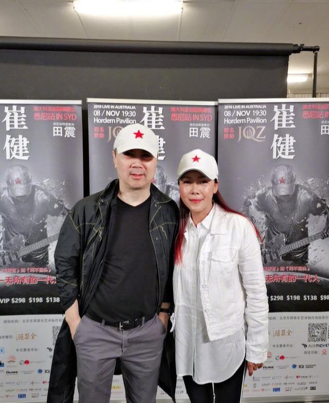 颜色田震还是铿锵玫瑰！经常换发色，喜欢到处游玩，53岁美得自由自在