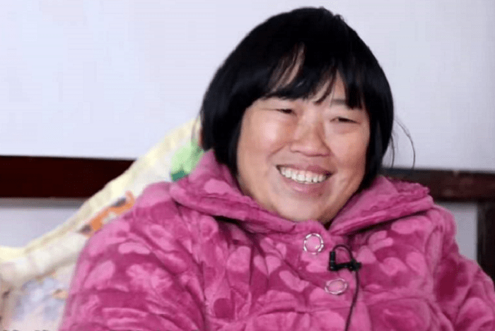 当两人收拾完行李,结算好工资,就找了一辆车一起先去黄翠云家里一趟.