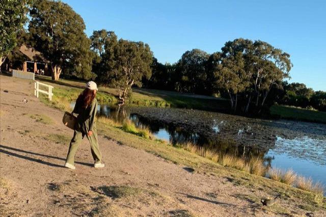 颜色田震还是铿锵玫瑰！经常换发色，喜欢到处游玩，53岁美得自由自在
