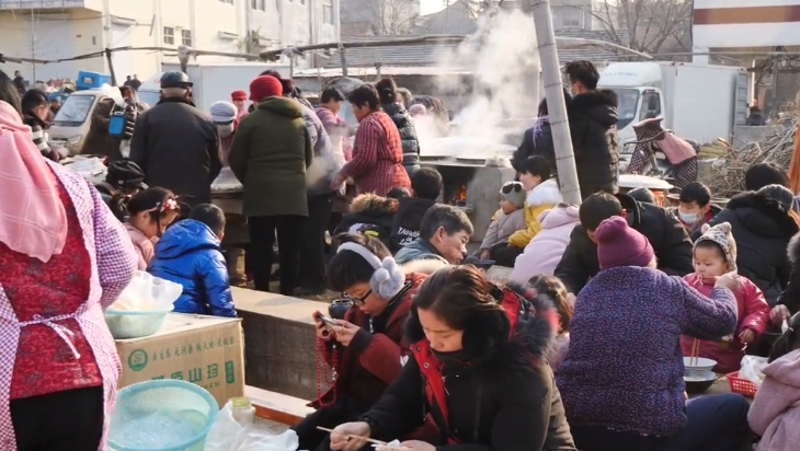 山东露天炒菜摊，20元的猪头肉炒辣椒肉给得多，当地人爱来喝小酒