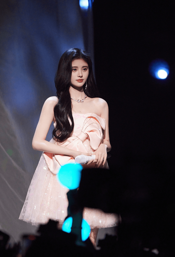 鞠婧祎 芒果年货节：李宇春超A造型配红唇，鞠婧祎似童话公主