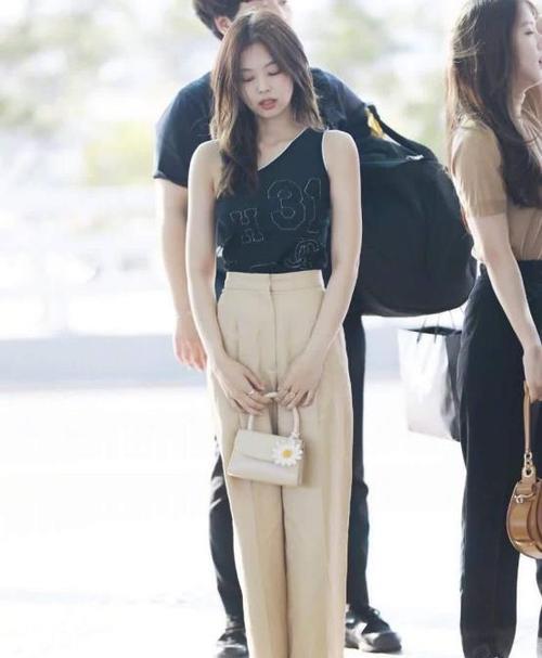 发型Jennie作为南韩时尚标杆，她的整体穿搭有那么好借鉴吗？
