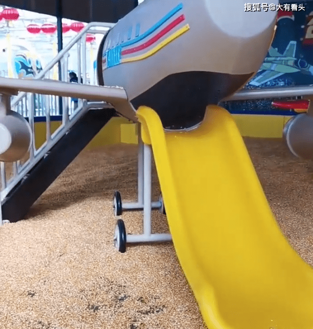 因为|男子发现一亲子乐园拿粮食铺地：缺乏敬畏之心，看着被踩踏心疼