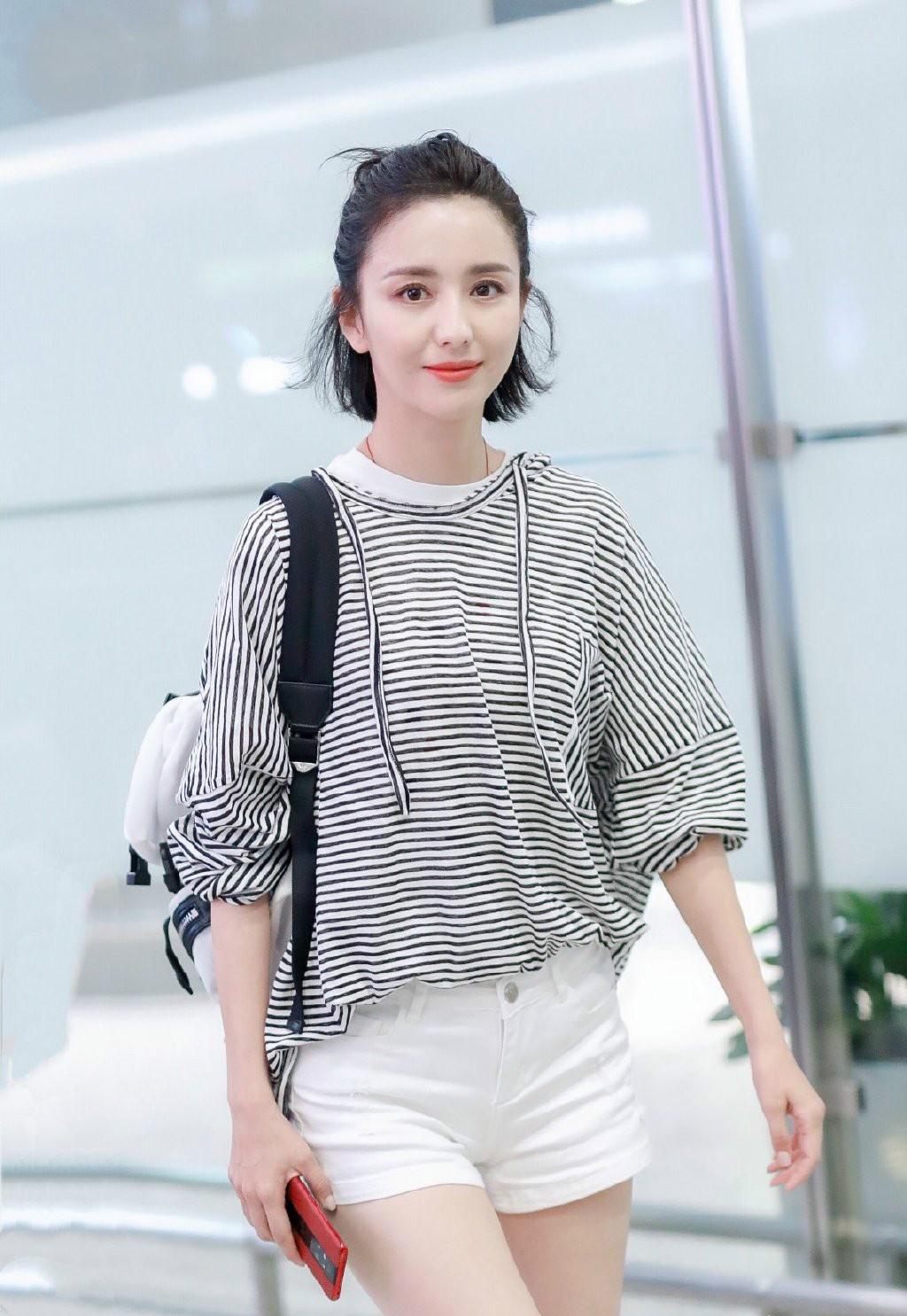 夏天佟丽娅低调现身机场！条纹衫配半丸子头太减龄，35岁依旧少女身材