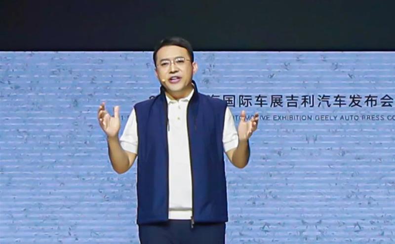 在此次发布会上,额外增加了吉利控股集团董事长李书福上台发表演说的