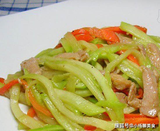 猪皮怎么炒才好吃又简单 f278904b995741ad9466cd30f766809a.jpeg