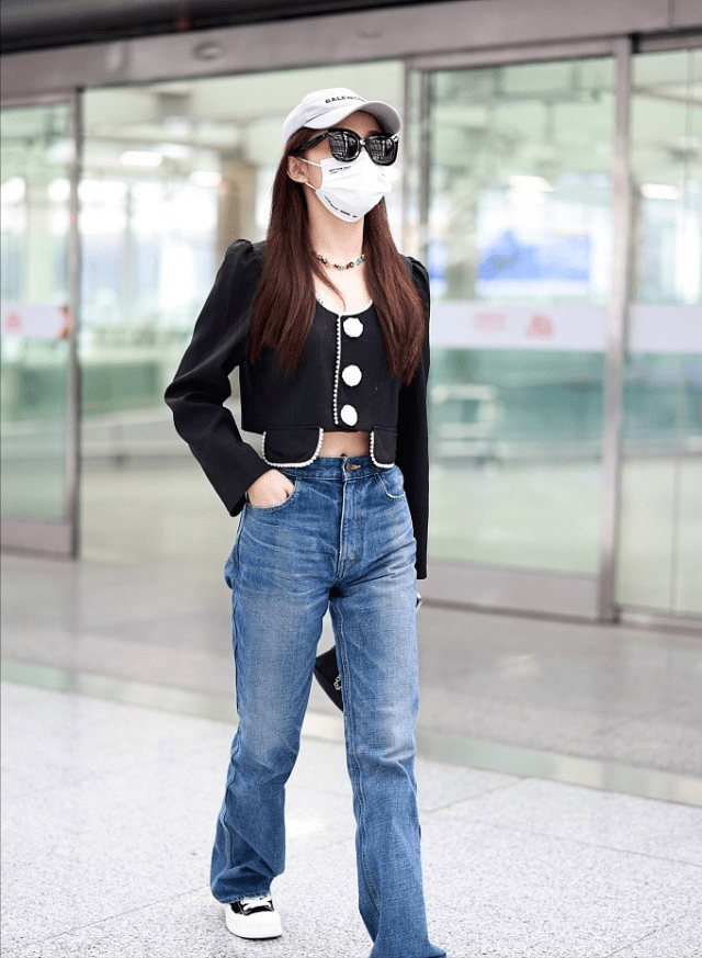 95后"东北女孩"吴佳怡,穿黑色挂脖鱼尾裙,看着也太撩了_时尚_款式