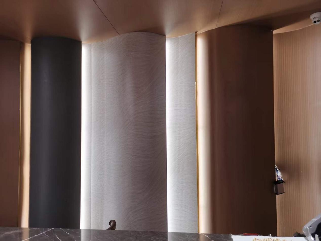 弧形护墙板采用背后拉槽弯曲工艺,护墙板以圆弧形式过渡来装饰背景墙