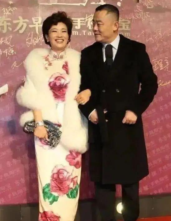 周立波 周立波老婆贵妇感满满，穿皮草戴珍珠，妥妥的“民国太太”范