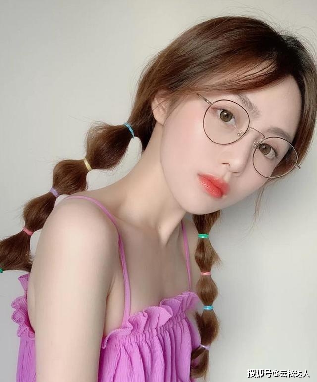 发型麻花辫已经过时了，今年流行“灯笼辫”，简单易学，适合各种脸型