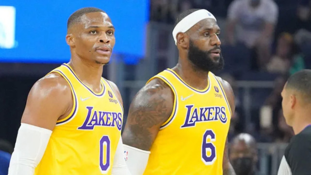 中锋|名记盛赞詹姆斯：NBA第三中锋 仅次于约基奇和恩比德