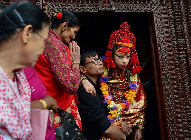 尼泊尔活女神：4岁受万人供奉，到青春期就被废，长大了无人敢娶