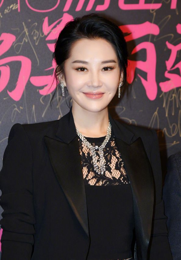 美人女人到50岁不想被叫“大妈”，许晴这4点值得学习，减龄又有气质