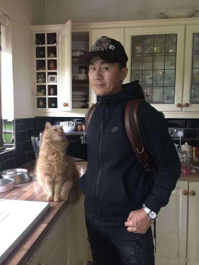 曾拒绝成龙做打星,被丈母娘看不起,结婚后1年就遭妻子抛弃_黄文豪
