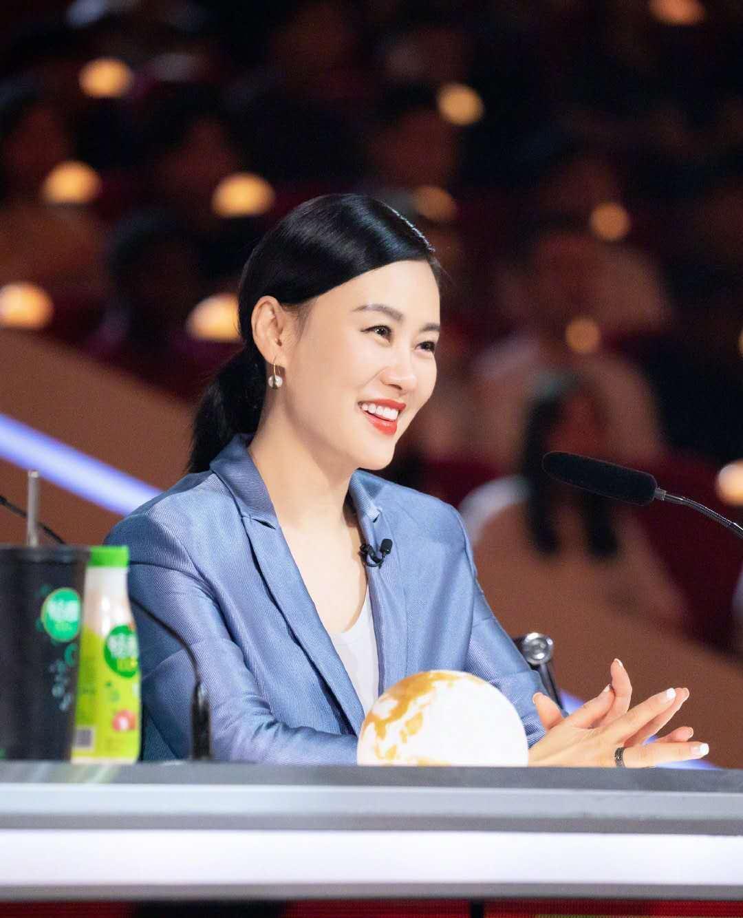 巅峰邬君梅终于不低调，穿蓝色西装配大红唇气场足，53岁穿衣越发有品