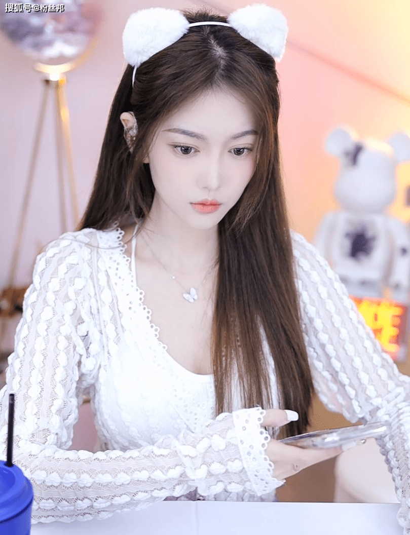 yy微凉"死亡角度"直播,与平时差异太大,粉丝吐槽"略微显胖"