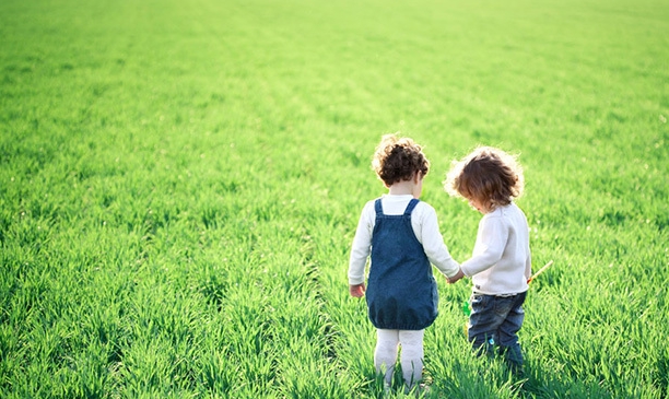 现实|10岁女儿考第一名，爸爸想抱抱，无奈被现实打败，妈妈在一旁哭了