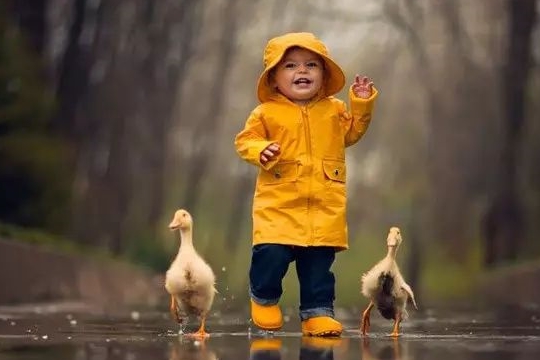 现实|10岁女儿考第一名，爸爸想抱抱，无奈被现实打败，妈妈在一旁哭了