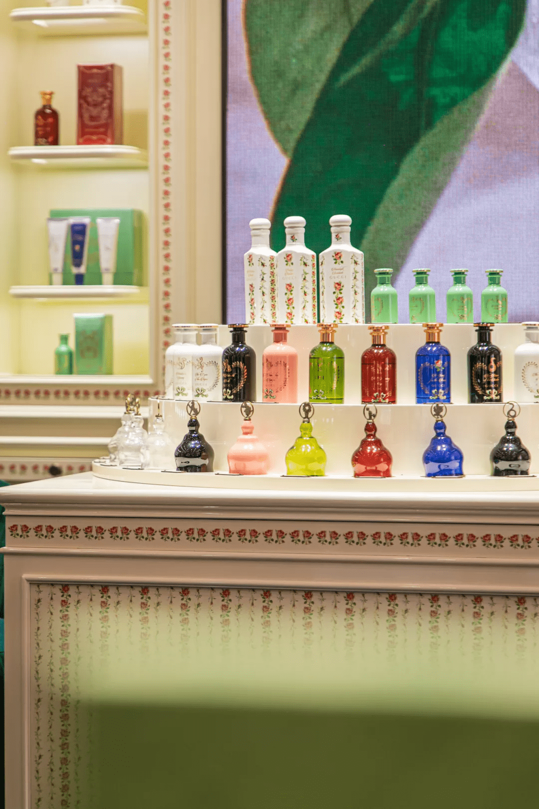 冬日古驰美妆双子星愿店优雅揭幕！演绎复古浪漫美学！